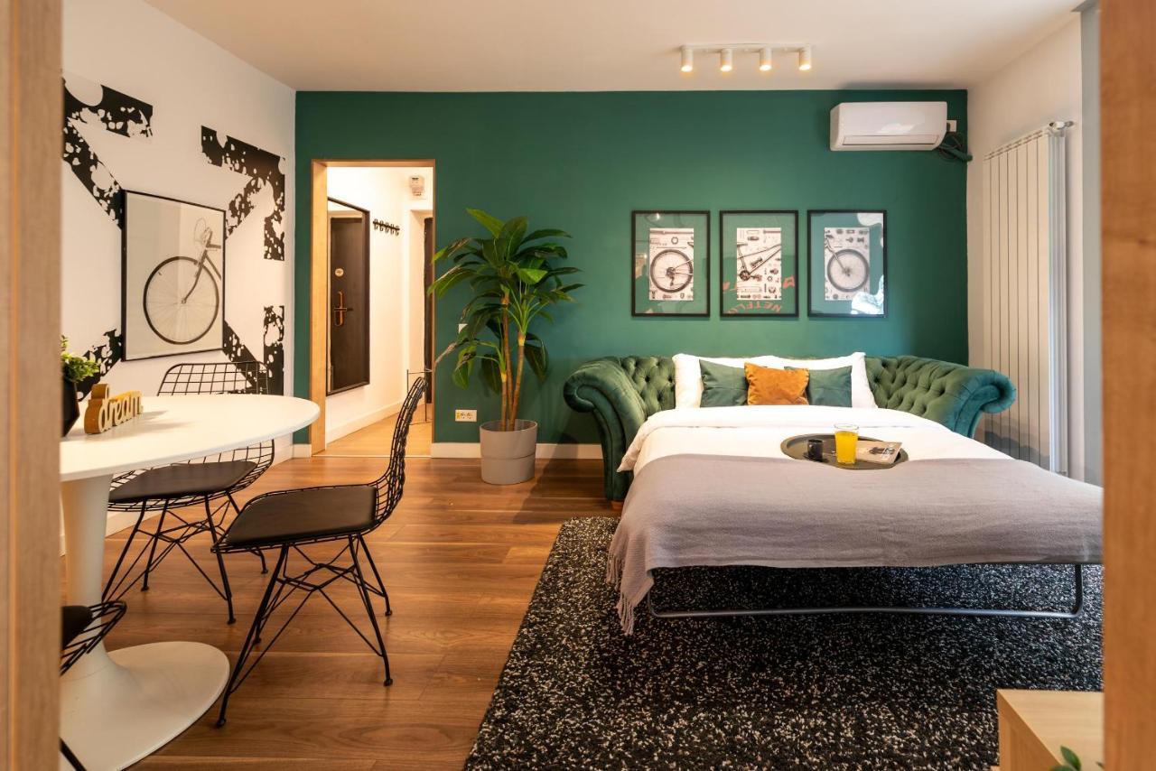 Downtown Retreat: Spacious 2-Br By Unirii Square Bucharest Exterior photo