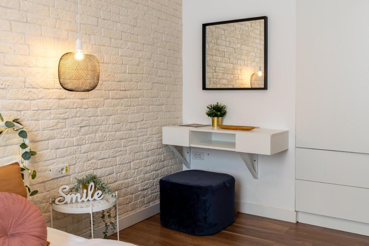 Downtown Retreat: Spacious 2-Br By Unirii Square Bucharest Exterior photo
